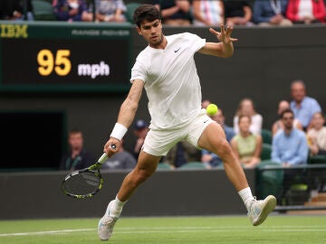 Carlos Alcaraz golpea una derecha durante el partido ante Tommy Paul en Wimbledon