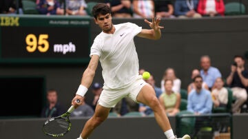 Carlos Alcaraz golpea una derecha durante el partido ante Tommy Paul en Wimbledon