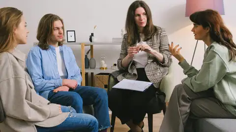 Imagen de una sesión de terapia de grupo Imagen de una sesión de terapia de grupo