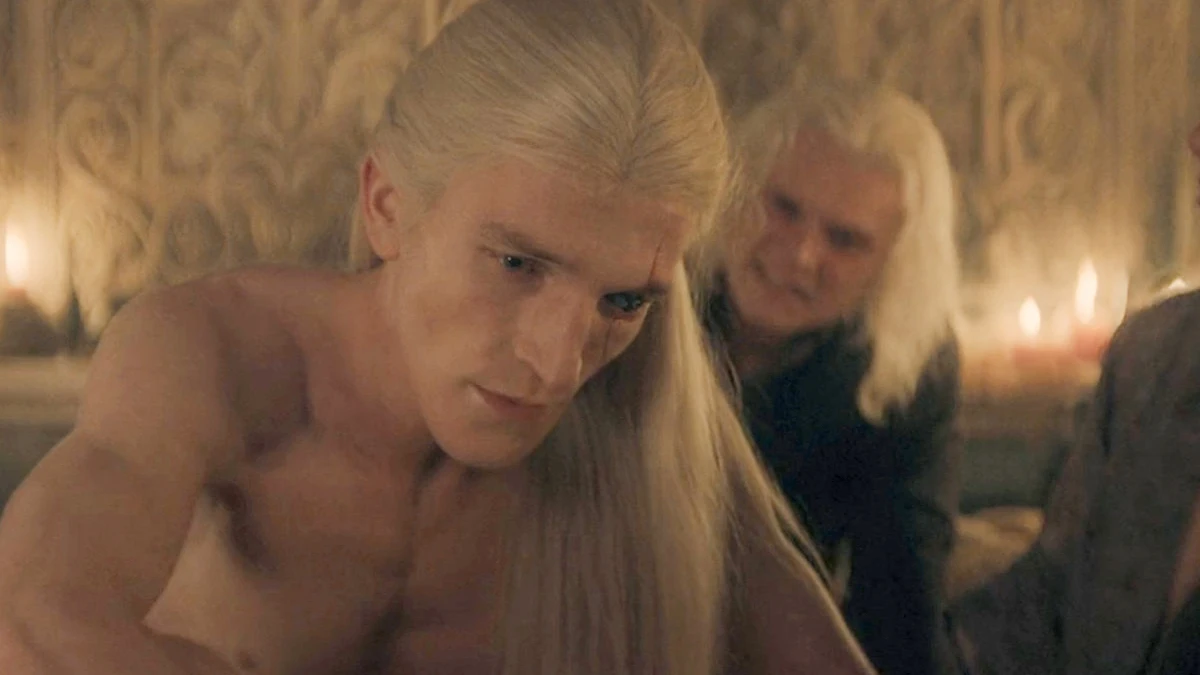 Ewan Mitchell en la escena desnudo de Aemond en La Casa del Drag&oacute;n