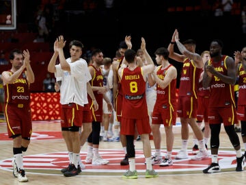 Los jugadores de la selección española de baloncesto celebran la victoria, al término del partido de semifinales del preolímpico que las selecciones de España y Finlandia han disputado este sábado en Valencia. EFE/Kai Försterling