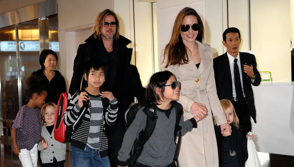 Brad Pitt y Angelina Jolie con sus hijos en 2008 Brad Pitt y Angelina Jolie con sus hijos en 2008
