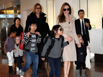 Brad Pitt y Angelina Jolie con sus hijos en 2008