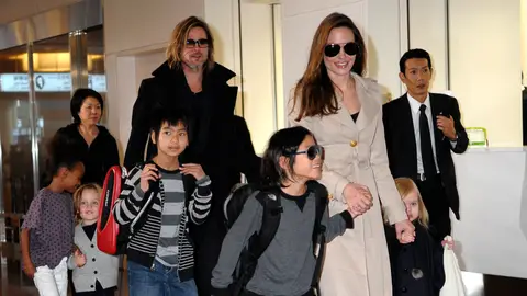 Brad Pitt y Angelina Jolie con sus hijos en 2008 Brad Pitt y Angelina Jolie con sus hijos en 2008