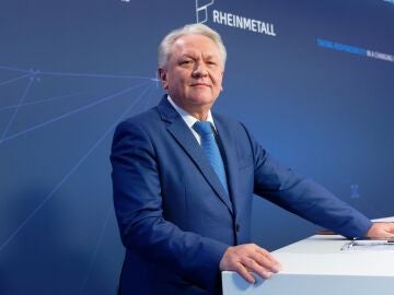 14 de marzo de 2024, Renania del Norte-Westfalia, Dusseldorf: Armin Papperger, director ejecutivo de Rheinmetall AG, sube al podio en la conferencia de prensa anual de Rheinmetall AG celebrada en línea.
