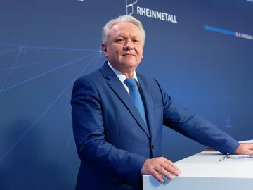 14 de marzo de 2024, Renania del Norte-Westfalia, Dusseldorf: Armin Papperger, director ejecutivo de Rheinmetall AG, sube al podio en la conferencia de prensa anual de Rheinmetall AG celebrada en línea. 14 de marzo de 2024, Renania del Norte-Westfalia, Dusseldorf: Armin Papperger, director ejecutivo de Rheinmetall AG, sube al podio en la conferencia de prensa anual de Rheinmetall AG celebrada en línea.