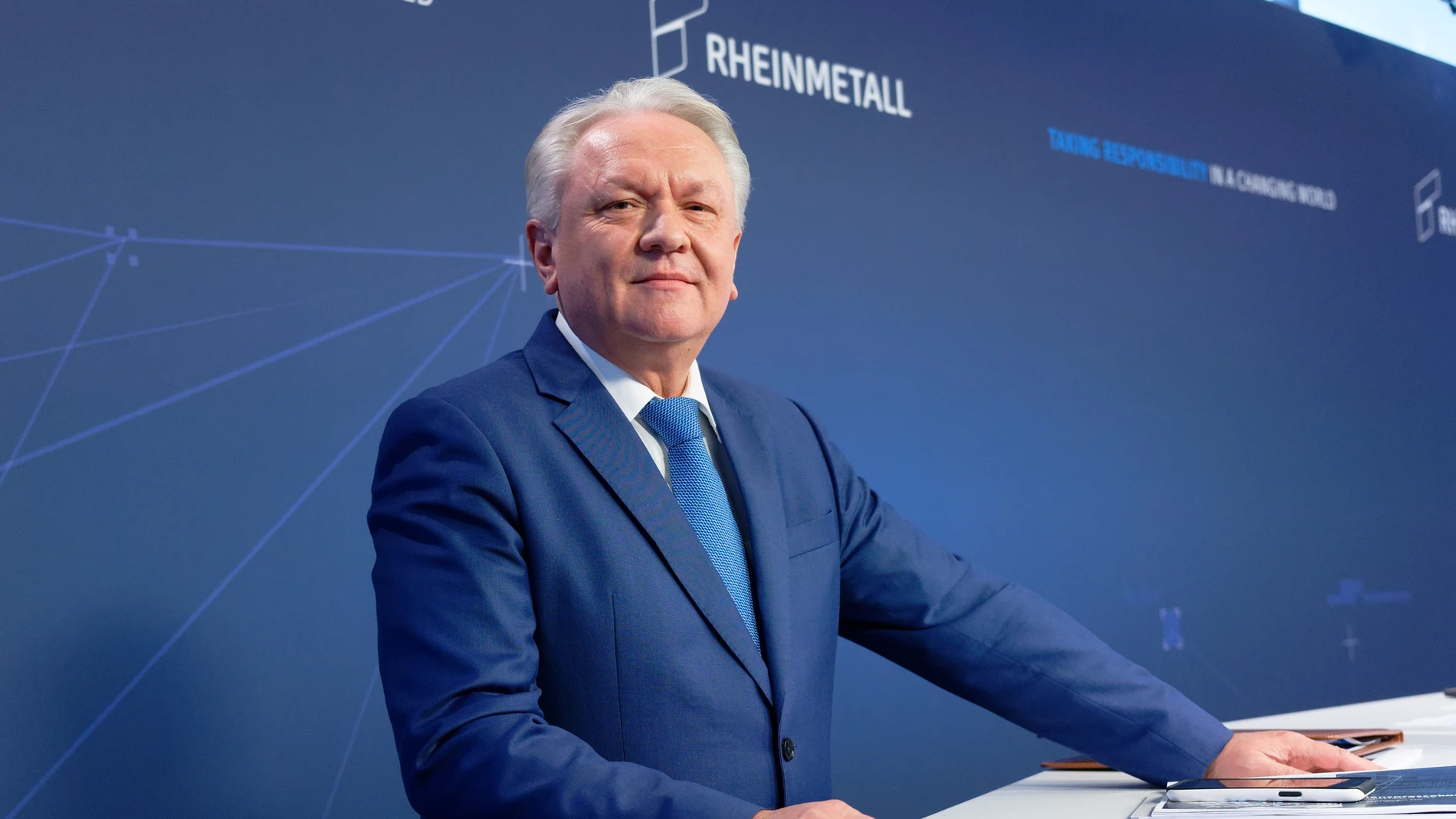 14 de marzo de 2024, Renania del Norte-Westfalia, Dusseldorf: Armin Papperger, director ejecutivo de Rheinmetall AG, sube al podio en la conferencia de prensa anual de Rheinmetall AG celebrada en línea. 14 de marzo de 2024, Renania del Norte-Westfalia, Dusseldorf: Armin Papperger, director ejecutivo de Rheinmetall AG, sube al podio en la conferencia de prensa anual de Rheinmetall AG celebrada en línea.