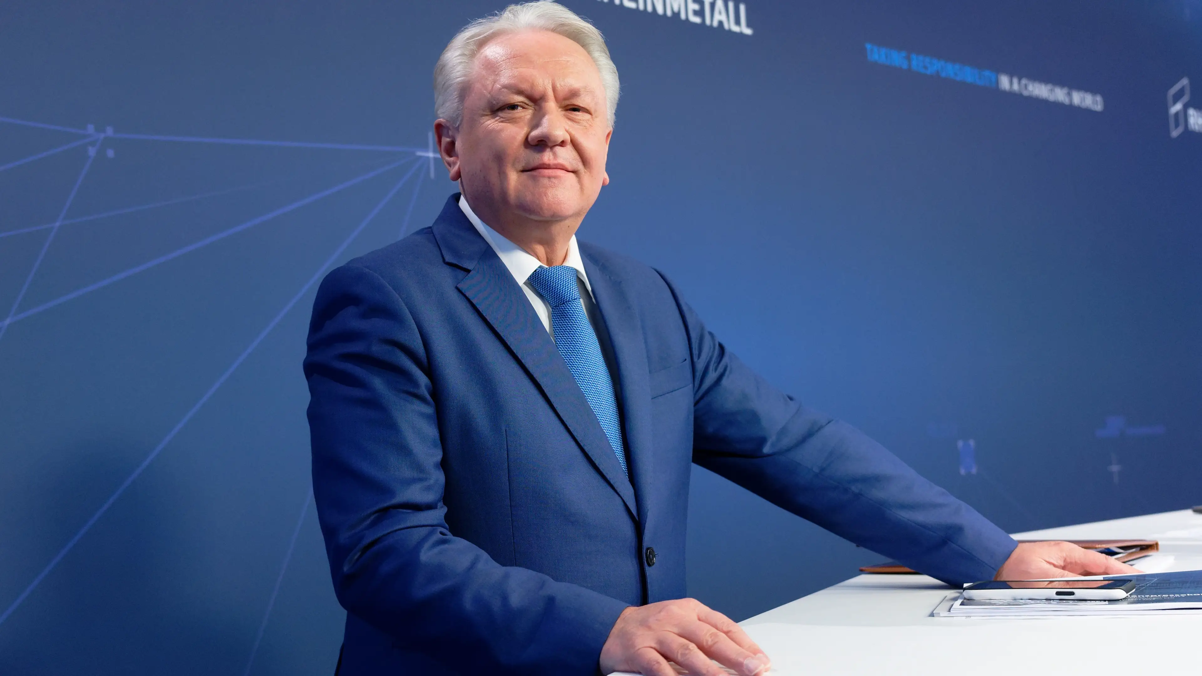 14 de marzo de 2024, Renania del Norte-Westfalia, Dusseldorf: Armin Papperger, director ejecutivo de Rheinmetall AG, sube al podio en la conferencia de prensa anual de Rheinmetall AG celebrada en línea. 14 de marzo de 2024, Renania del Norte-Westfalia, Dusseldorf: Armin Papperger, director ejecutivo de Rheinmetall AG, sube al podio en la conferencia de prensa anual de Rheinmetall AG celebrada en línea.