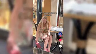 Mujer mostrando trucos para no ser robada