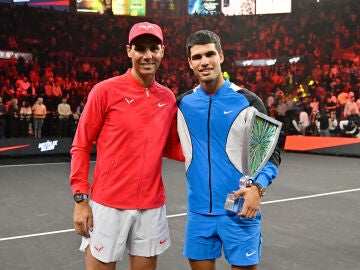 Rafael Nadal y Carlos Alcaraz posan para una foto durante The Netflix Slam, un evento deportivo en vivo de Netflix en MGM Resorts.