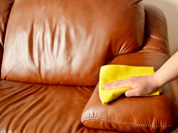 Limpiando un sofá de cuero