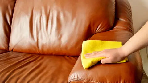 Limpiando un sofá de cuero