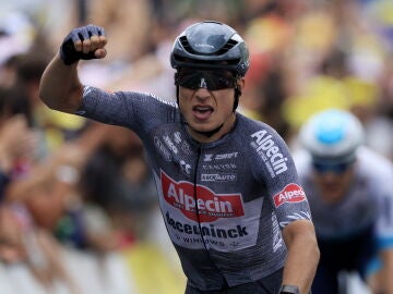 Jasper Philipsen celebra la victoria en la etapa 13 del Tour de Francia