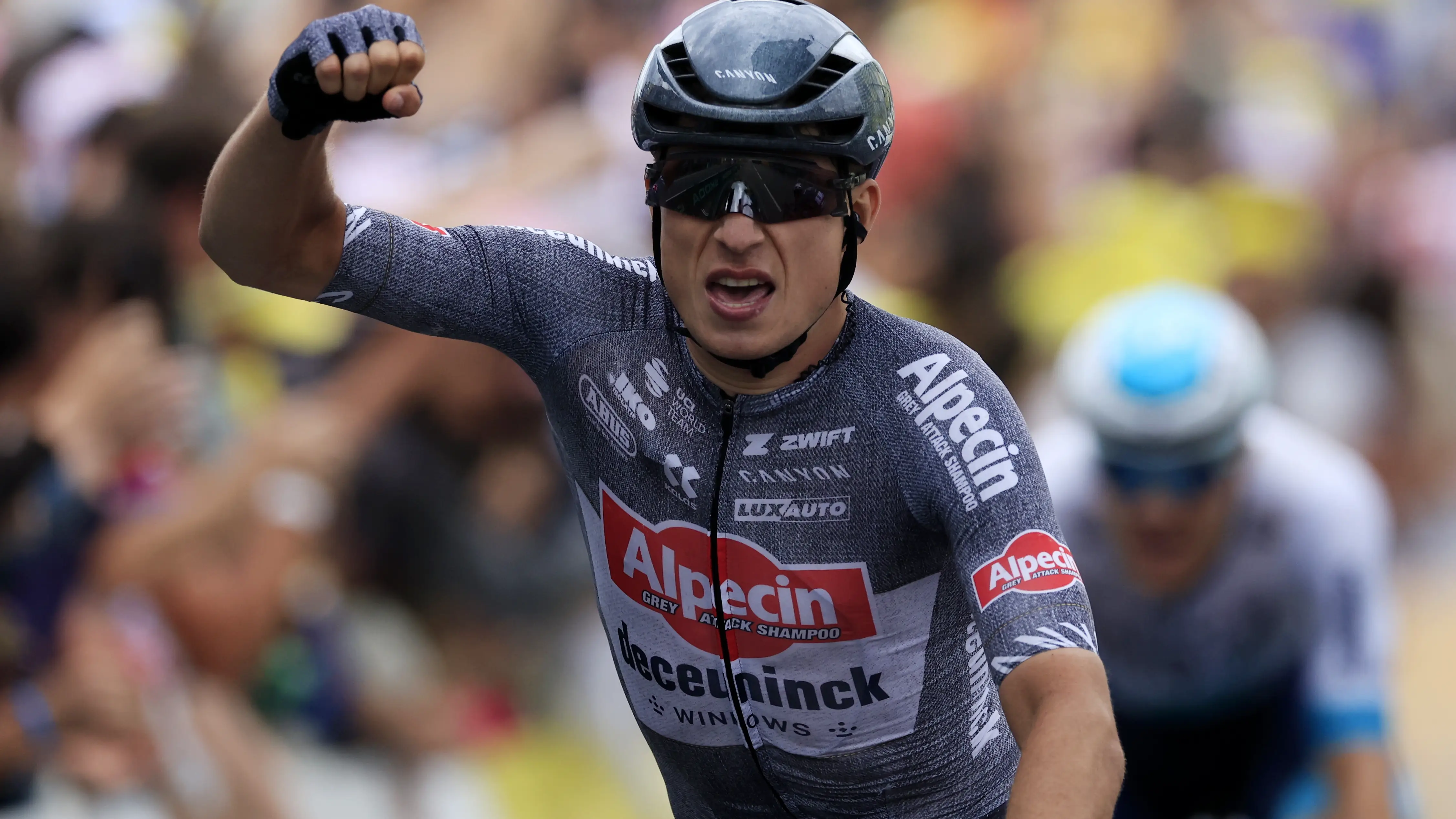Jasper Philipsen celebra la victoria en la etapa 13 del Tour de Francia