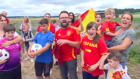 Aficionados felicitando a Nico Williams Aficionados felicitando a Nico Williams