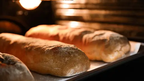 Barras de pan en el horno Barras de pan en el horno
