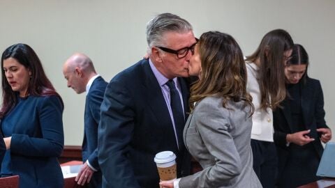 Alec e Hilaria Baldwin besándose en el juzgado 