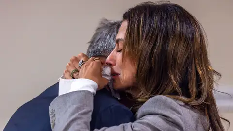 Alec Baldwin y su mujer Hilaria llorando tras ser desestimado su juicio Alec Baldwin y su mujer Hilaria llorando tras ser desestimado su juicio