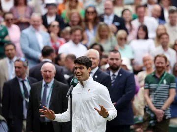 Carlos Alcaraz habla en la pista central de Wimbledon tras meterse en la final Carlos Alcaraz habla en la pista central de Wimbledon tras meterse en la final