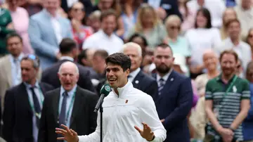 Carlos Alcaraz habla en la pista central de Wimbledon tras meterse en la final
