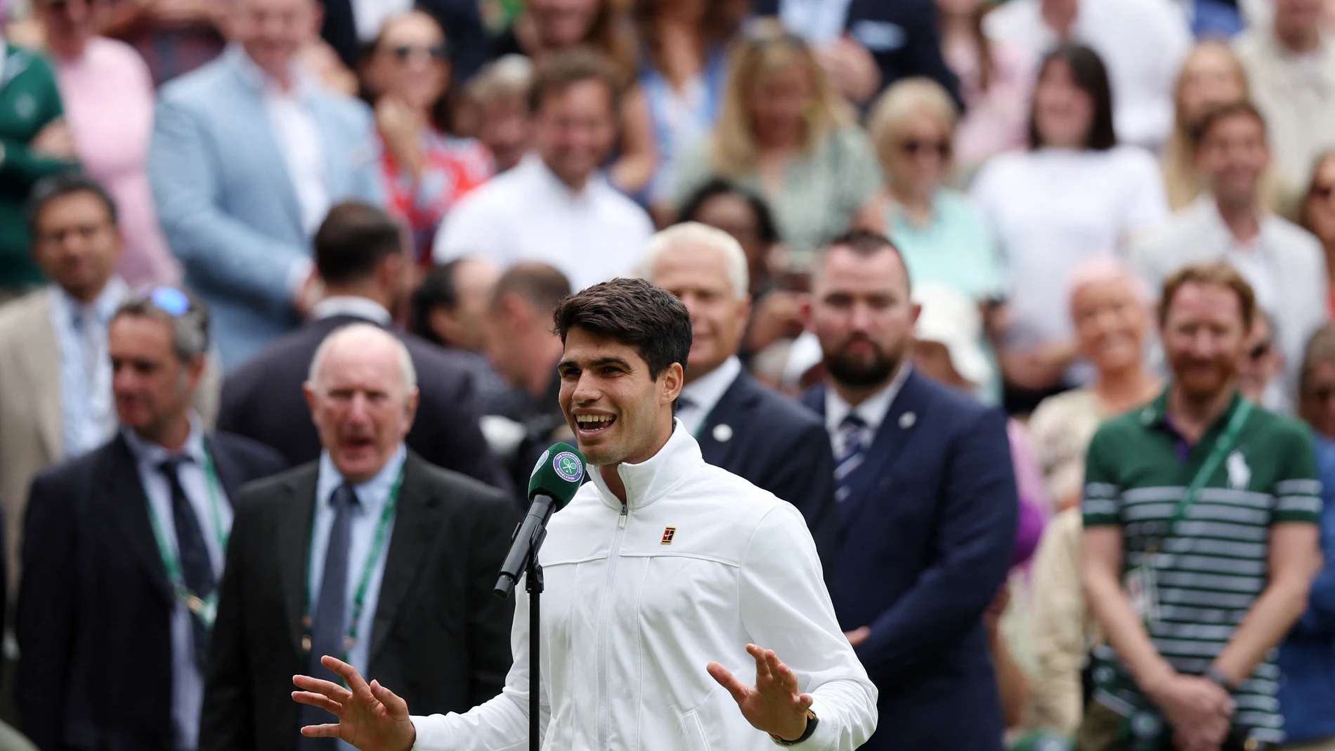 Carlos Alcaraz habla en la pista central de Wimbledon tras meterse en la final Carlos Alcaraz habla en la pista central de Wimbledon tras meterse en la final