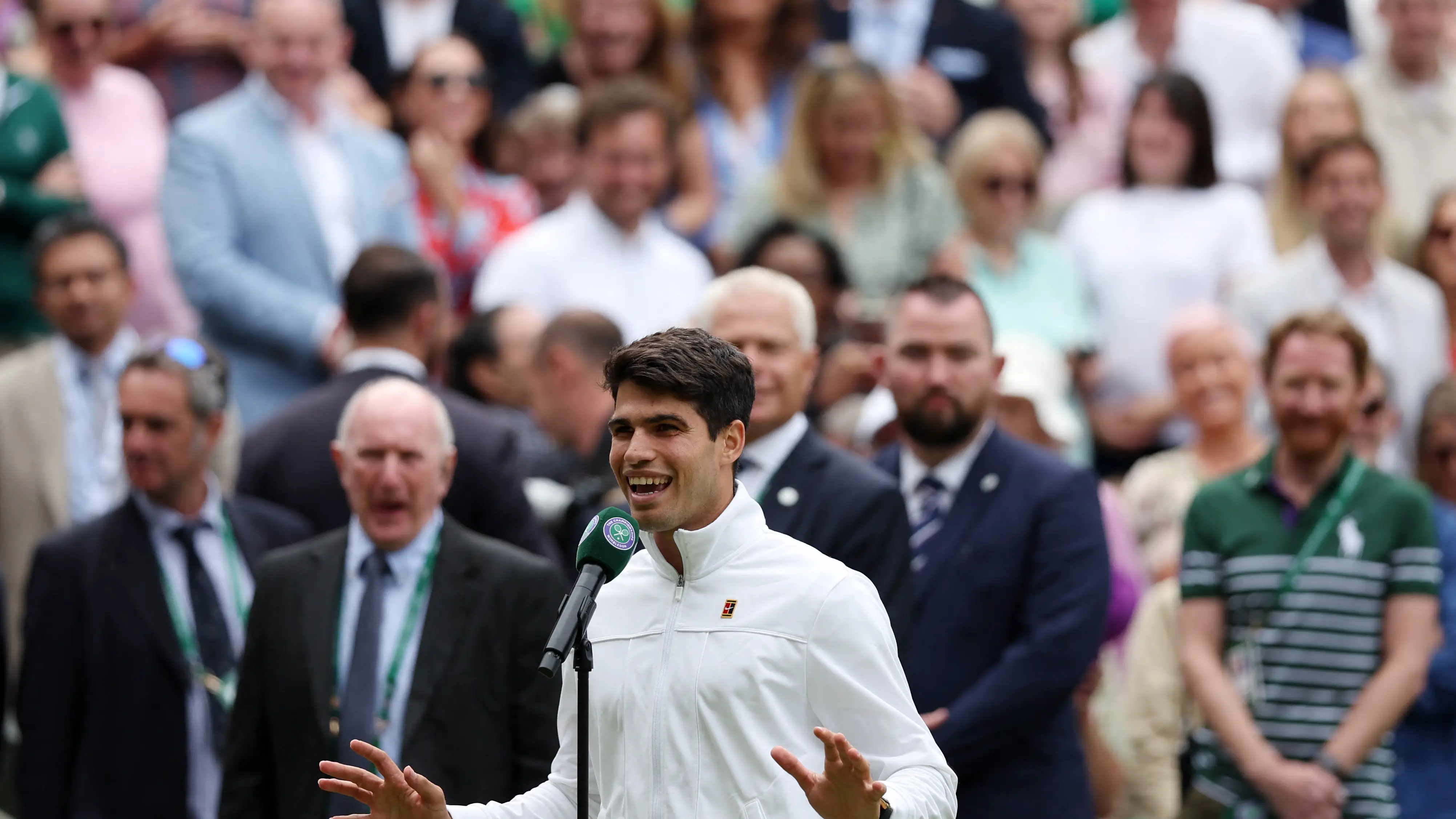 Carlos Alcaraz habla en la pista central de Wimbledon tras meterse en la final Carlos Alcaraz habla en la pista central de Wimbledon tras meterse en la final