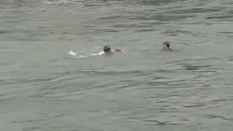 La ministra de deportes francesa se baña en el Sena a trece días de los Juegos Olímpicos La ministra de deportes francesa se baña en el Sena a trece días de los Juegos Olímpicos