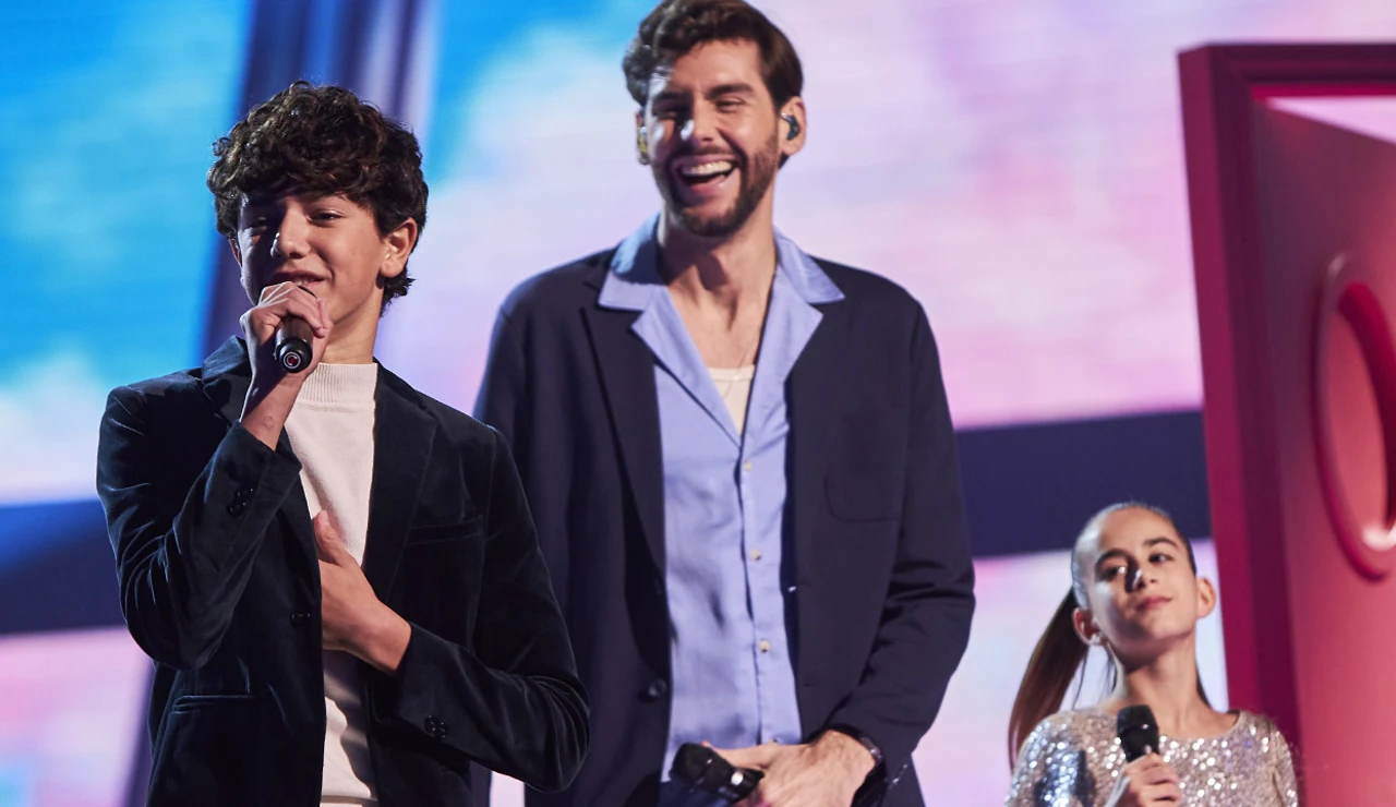 ¡Brutal! Álvaro Soler canta ‘Muero’ junto a Mario y Alira en la Gran Final de La Voz Kids 