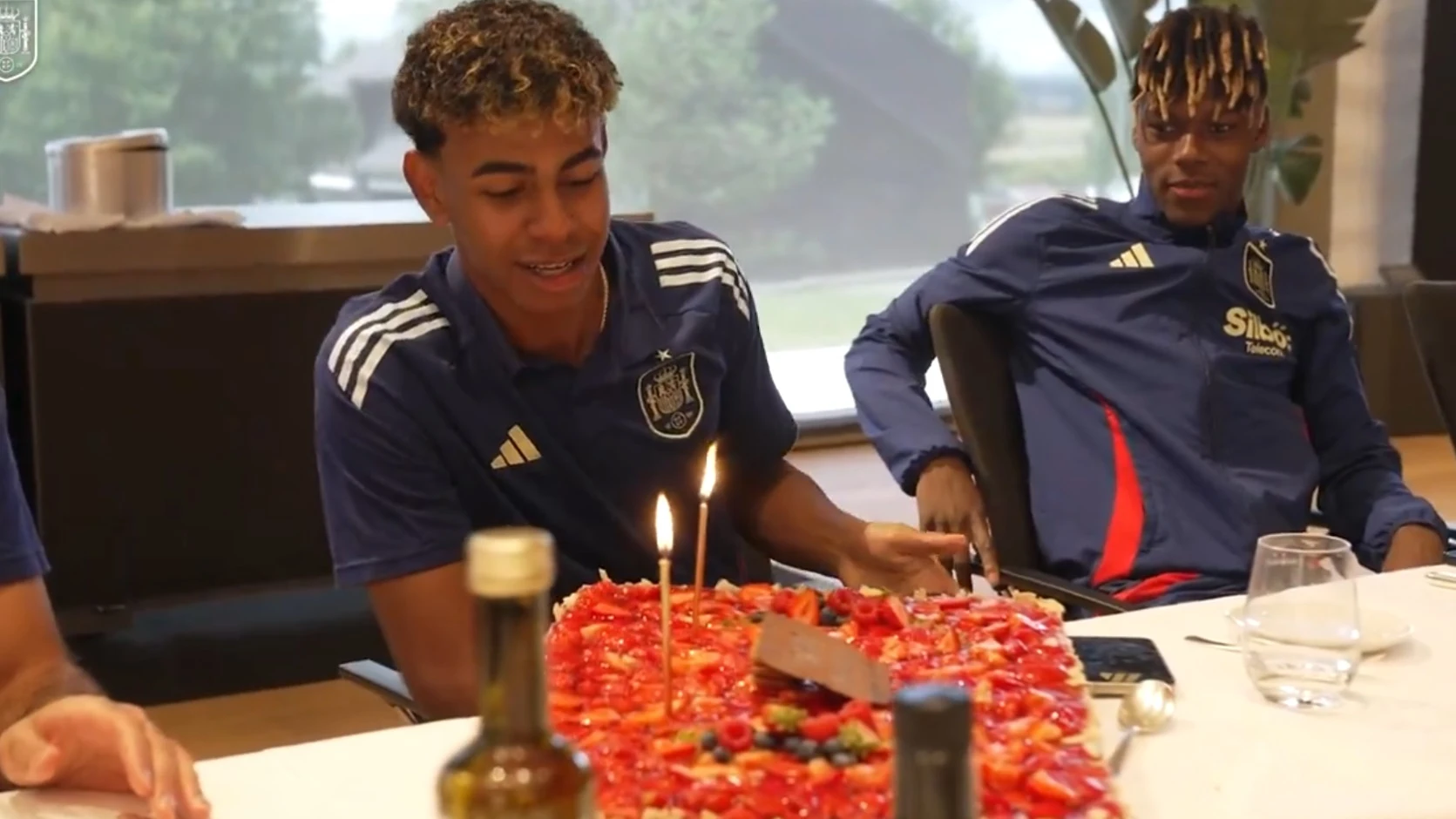 Lamine Yamal apaga las velas en la concentraci&oacute;n de Espa&ntilde;a en Alemania