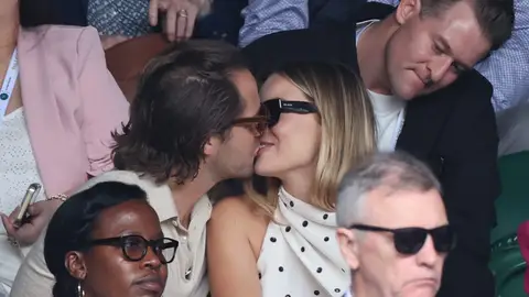 Margot Robbie y Tom Ackerley dándose un beso en Wimbledon Margot Robbie y Tom Ackerley dándose un beso en Wimbledon
