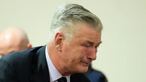 Alec Baldwin, entre lágrimas, en su juicio Alec Baldwin, entre lágrimas, en su juicio