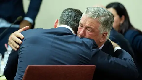 Alec Baldwin abrazando a su abogado tras escuchar la decisión de la jueza Alec Baldwin abrazando a su abogado tras escuchar la decisión de la jueza