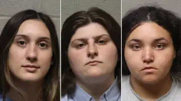 Imagen de las tres trabajadoras arrestadas.