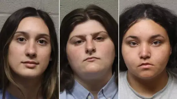 Imagen de las tres trabajadoras arrestadas.