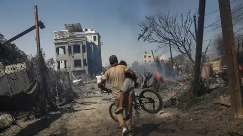 Los palestinos huyen después de un ataque israelí contra las tiendas de campaña de los desplazados en la zona de Al-Mawasi en Khan Yunis, en el sur de la Franja de Gaza, el 13 de julio de 2024. Los palestinos huyen después de un ataque israelí contra las tiendas de campaña de los desplazados en la zona de Al-Mawasi en Khan Yunis, en el sur de la Franja de Gaza, el 13 de julio de 2024.