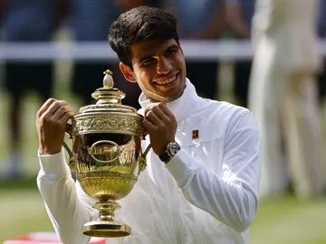 Carlos Alcaraz posa con el trofeo de Wimbledon tras derrotar a Alcaraz Carlos Alcaraz posa con el trofeo de Wimbledon tras derrotar a Alcaraz