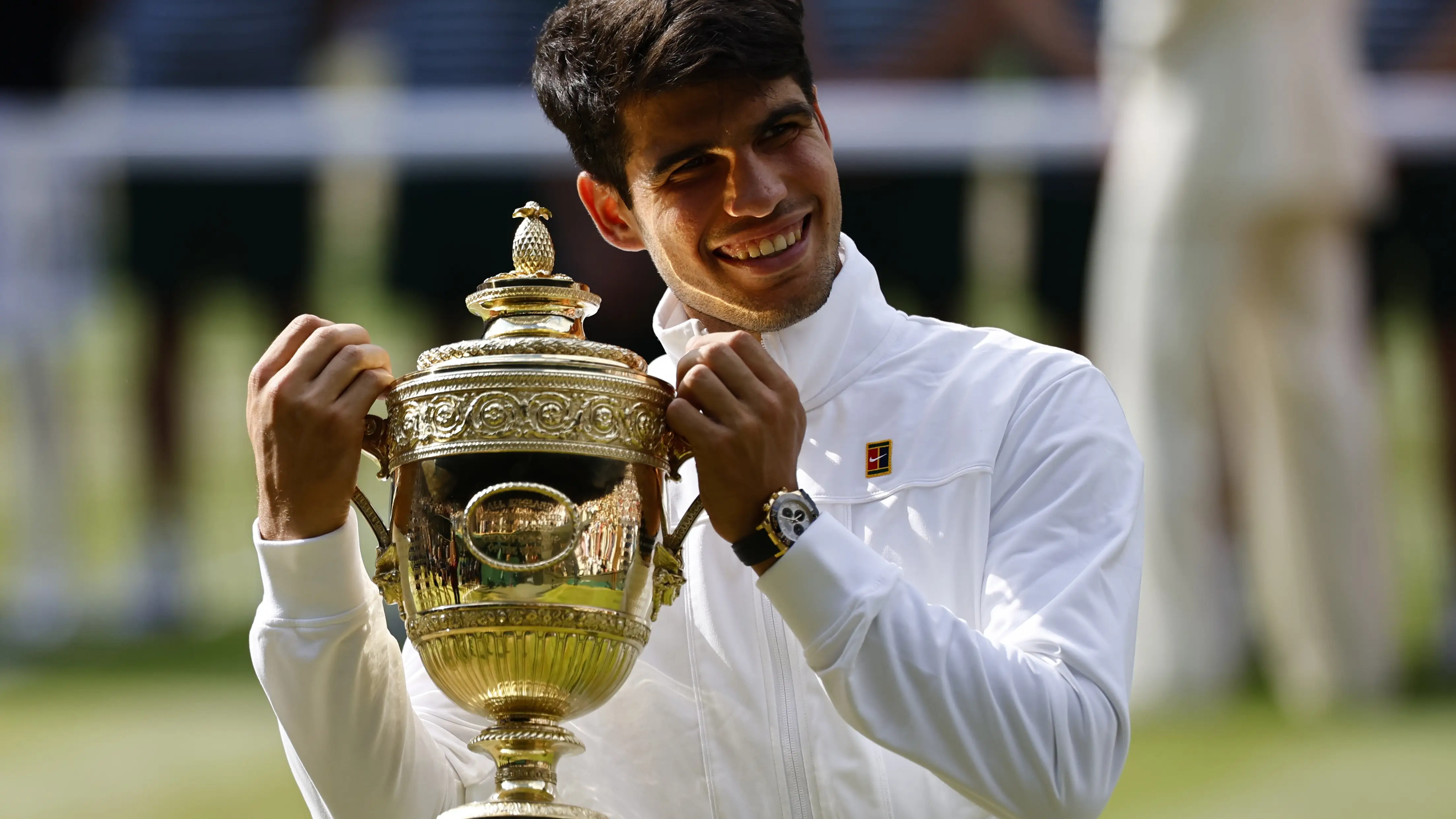Carlos Alcaraz posa con el trofeo de Wimbledon tras derrotar a Alcaraz Carlos Alcaraz posa con el trofeo de Wimbledon tras derrotar a Alcaraz