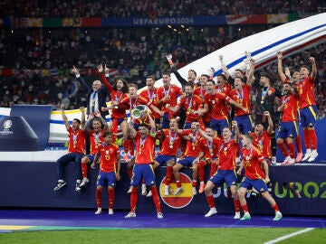 Álvaro Morata levanta el trofeo de la Eurocopa en Berlín