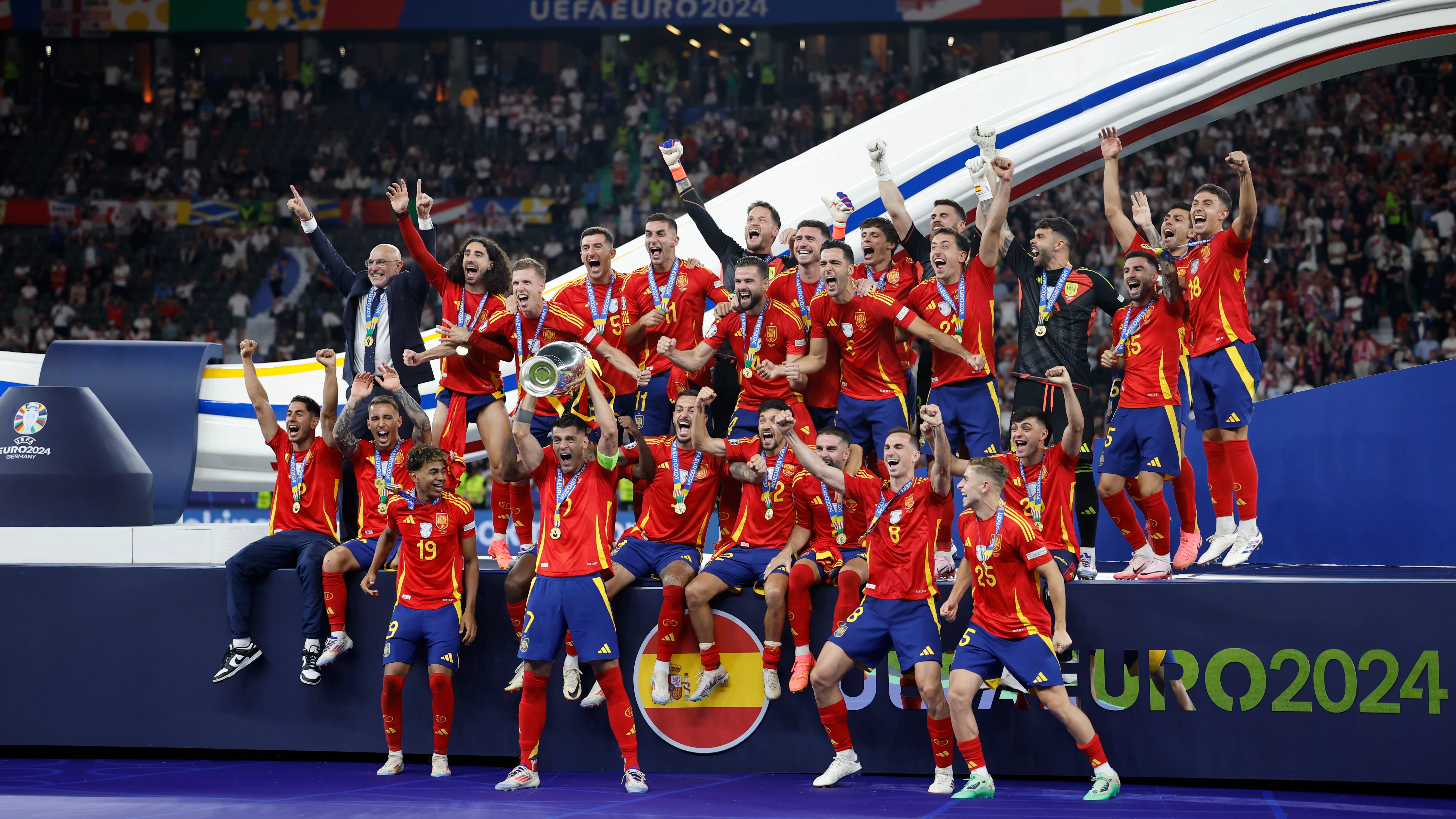 Álvaro Morata levanta el trofeo de la Eurocopa en Berlín Álvaro Morata levanta el trofeo de la Eurocopa en Berlín