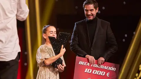 Alira, con el trofeo de La Voz Kids Alira, con el trofeo de La Voz Kids