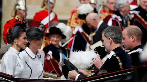 La reina Letizia, Kate Middleton, el rey Felipe y el príncipe Guillermo compartiendo carruaje en el Día de la Jarretera La reina Letizia, Kate Middleton, el rey Felipe y el príncipe Guillermo compartiendo carruaje en el Día de la Jarretera