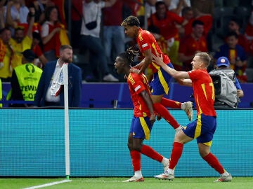 Nico, Lamine y Dani Olmo celebran el primer gol ante Inglaterra
