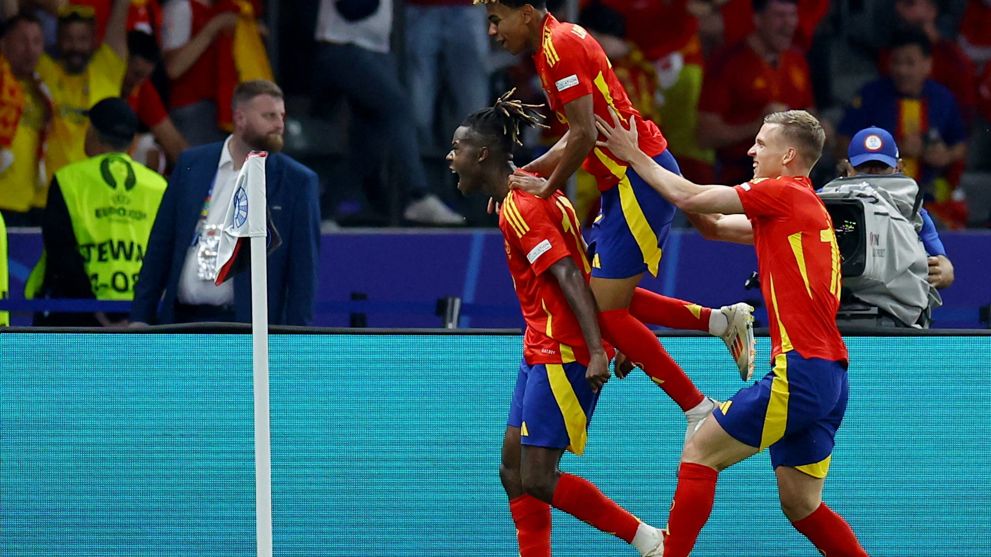 Nico, Lamine y Dani Olmo celebran el primer gol ante Inglaterra Nico, Lamine y Dani Olmo celebran el primer gol ante Inglaterra