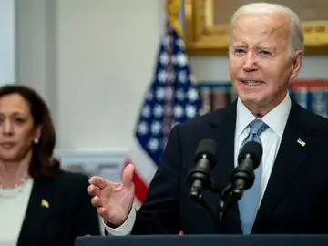 El presidente estadounidense Joe Biden (derecha) pronuncia un discurso mientras la vicepresidenta Kamala Harris observa cómo el expresidente Donald J. Trump resultó herido tras un tiroteo en un mitin electoral el 13 de julio en Pensilvania. El presidente estadounidense Joe Biden (derecha) pronuncia un discurso mientras la vicepresidenta Kamala Harris observa cómo el expresidente Donald J. Trump resultó herido tras un tiroteo en un mitin electoral el 13 de julio en Pensilvania.