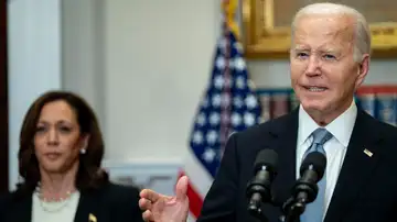 El presidente estadounidense Joe Biden (derecha) pronuncia un discurso mientras la vicepresidenta Kamala Harris observa cómo el expresidente Donald J. Trump resultó herido tras un tiroteo en un mitin electoral el 13 de julio en Pensilvania. El presidente estadounidense Joe Biden (derecha) pronuncia un discurso mientras la vicepresidenta Kamala Harris observa cómo el expresidente Donald J. Trump resultó herido tras un tiroteo en un mitin electoral el 13 de julio en Pensilvania.