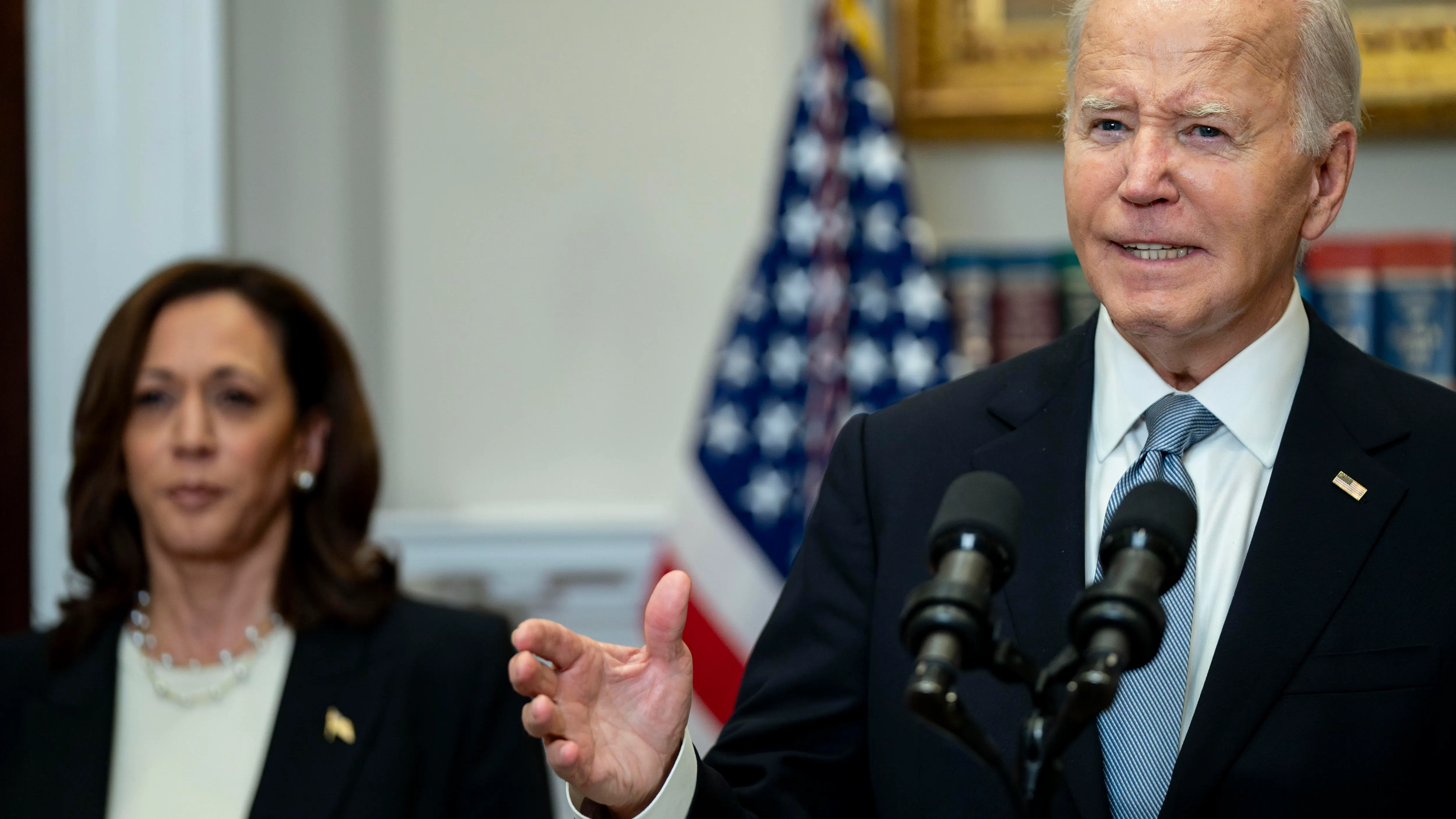  El presidente estadounidense Joe Biden (derecha) pronuncia un discurso mientras la vicepresidenta Kamala Harris observa c&oacute;mo el expresidente Donald J. Trump result&oacute; herido tras un tiroteo en un mitin electoral el 13 de julio en Pensilvania.