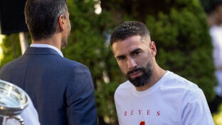 Carvajal saludando a S&aacute;nchez