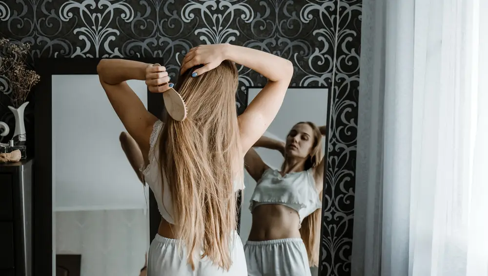 Mujer peinándose Mujer peinándose