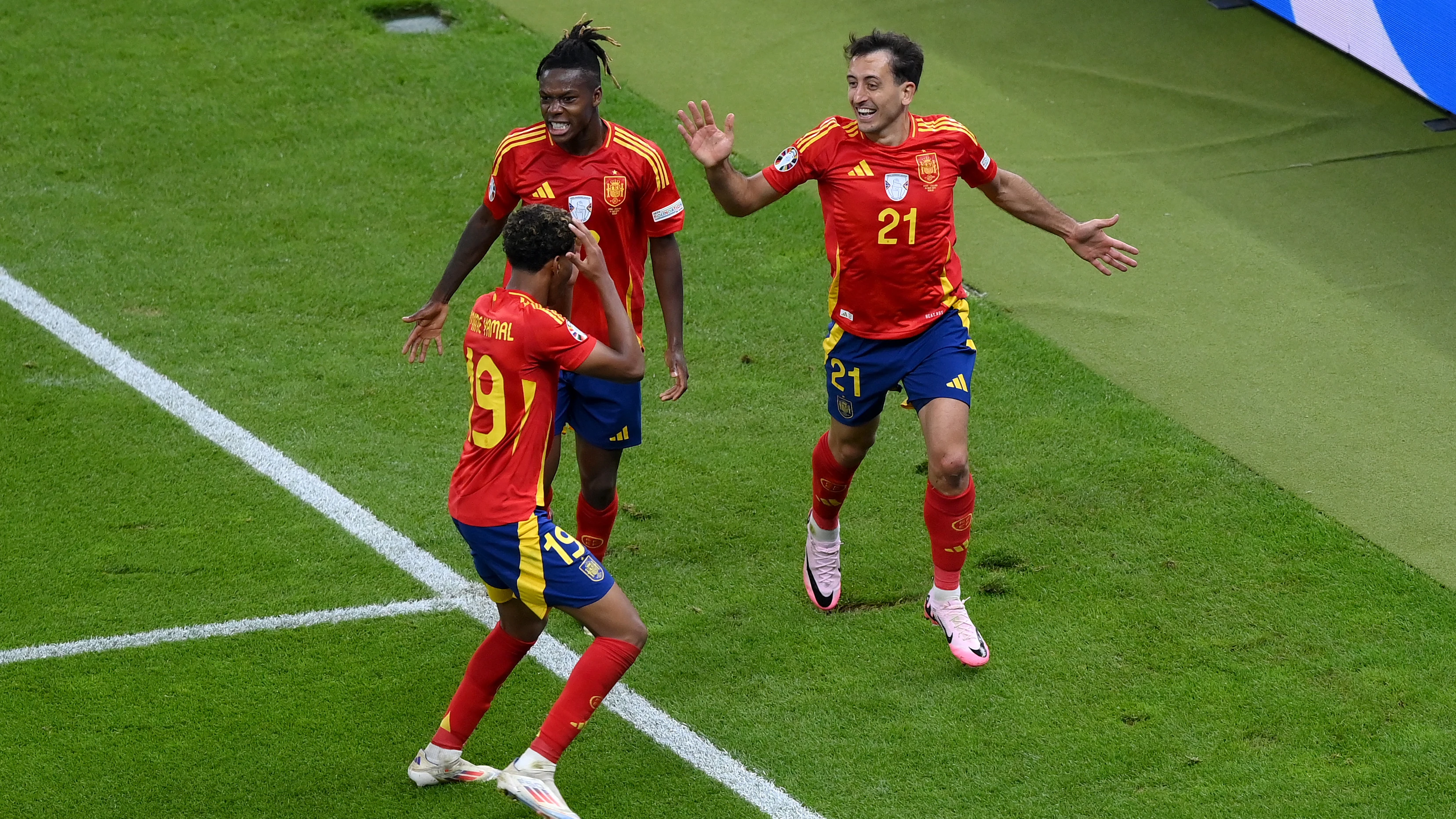 I&ntilde;aki Williams y Lamine Yamal celebran el gol de Oyarzabal