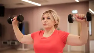 Mujer haciendo ejercicio de fuerza